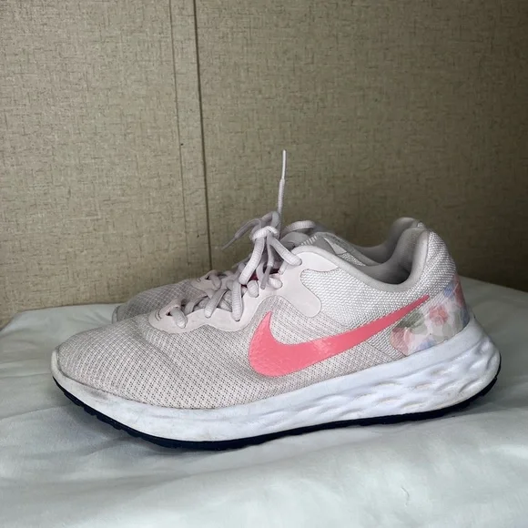Nike Women's Light Pink Athletic Shoes - Picture 7 of 10